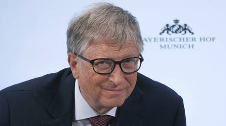 Билл Гейтс говорит, что Omicron «к сожалению» распространяет иммунитет быстрее, чем вакцины