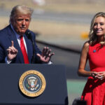 Экс-помощник Трампа передал тексты комитету 6 января — сообщает RT World News