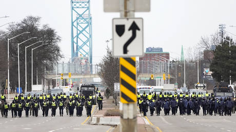 Канада использует чрезвычайные полномочия для борьбы с протестами дальнобойщиков