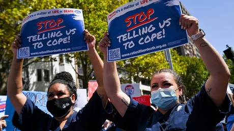 Медсестры выходят в знак протеста против низкой заработной платы, и пандемической нагрузки