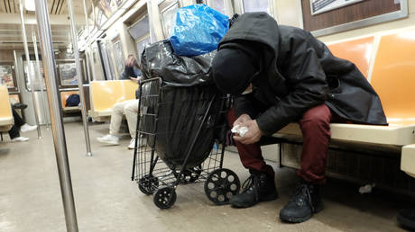 Нью-Йорк столкнулся с негативной реакцией после запрета бездомным в метро