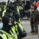 Полиция арестовала последних протестующих на границе США и Канады, движение транспорта должно возобновиться - RT World News