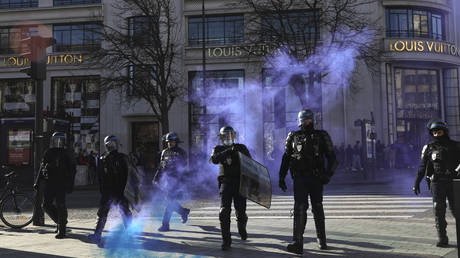 Посмотрите, как полиция расправляется с протестующими «Конвоем свободы»