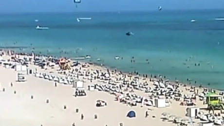 Вертолет разбился возле многолюдного пляжа (ВИДЕО)