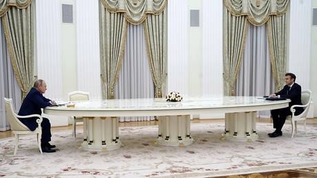 Загадка за столом XL на переговорах Макрона и Путина объяснена