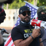 Лидеру Proud Boys предъявлены обвинения в беспорядках в Капитолии — RT World News
