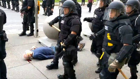 Двое американских полицейских, которые толкнули пожилого протестующего, оправданы