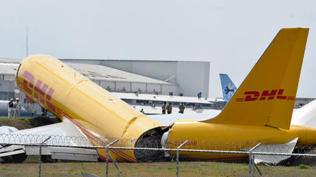 Грузовой самолет разломился на две части при аварийной посадке
