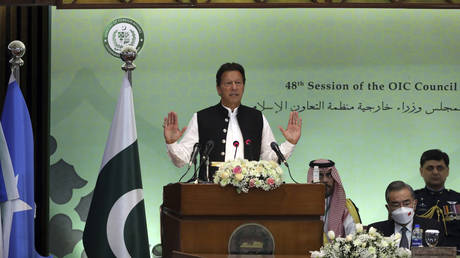 Пакистанский Хан говорит, что не примет «импортированное правительство»