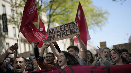 Полиция столкнулась с протестующими «Ни Макрон, ни Ле Пен»