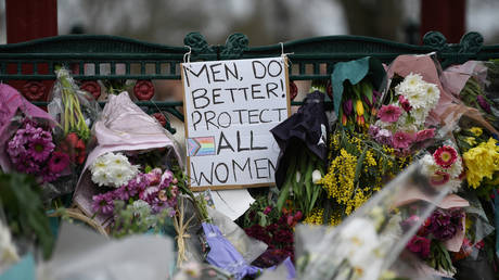 Полицию и парламент Великобритании попросили отказаться от «гендерных» формулировок