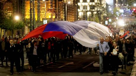 СМОТРЕТЬ Сербы протестуют против действий Белграда против России
