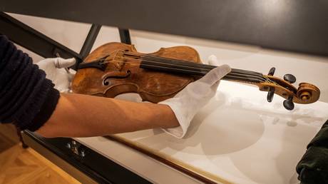 Украденная скрипка стоимостью 110 000 долларов обнаружена возле мусорного бака