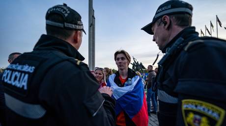 Мать осуждает арест сына за ношение российского флага