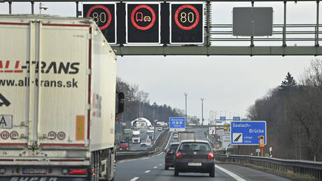 Министры предлагают ограничить скорость на шоссе, чтобы снизить расход топлива