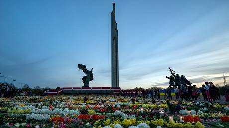 Начались протесты из-за планов снести советский мемориал