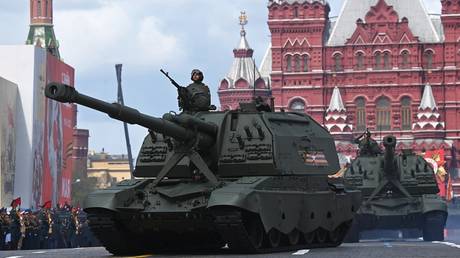 Россия отмечает День Победы военным парадом на Красной площади