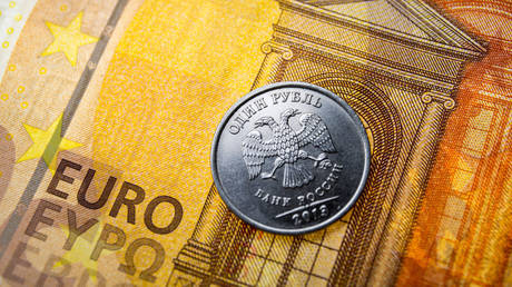Рубль приблизился к пятилетнему максимуму по отношению к евро