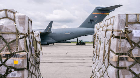 США доставили военный самолет с немецкой детской смесью