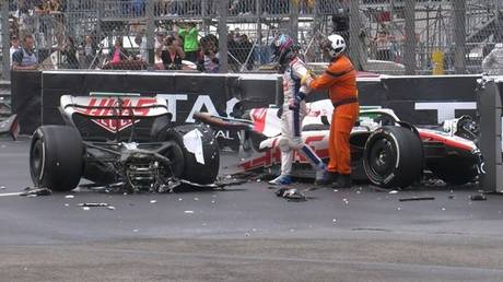 Страшная авария сломала болид Шумахера Ф1 пополам