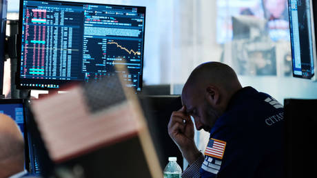 Акции падают на фоне опасений рецессии — RT Business News