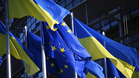 ЕС предоставил Украине статус кандидата
