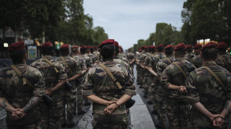 Франция вошла в «военную экономику»