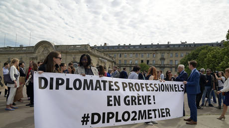 Французские дипломаты бастуют