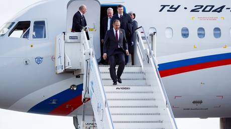 Глава МИД России отреагировал на запрет на зарубежный визит