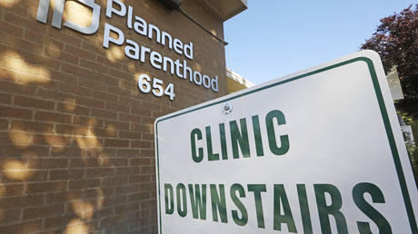 Губернатор США пригрозил судебным преследованием врачей, делающих аборты