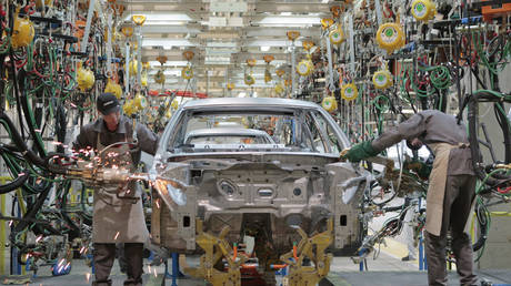 Японский автопроизводитель приостанавливает производство в России