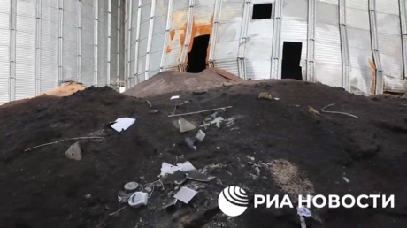 Украинские боевики сожгли огромный склад зерна