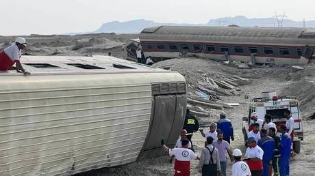 В результате крушения поезда погибли по меньшей мере 17 человек