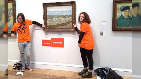 Антинефтяные активисты приклеиваются к картине Ван Гога