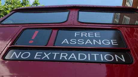 Джулиан Ассанж требует экстрадиции в США