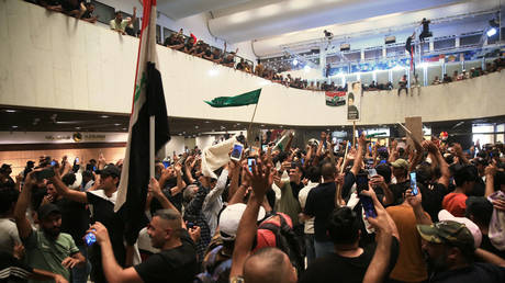 Иракские протестующие снова штурмуют парламент