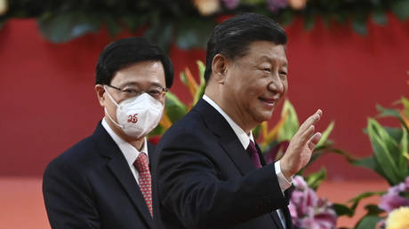 Китай привел к присяге нового лидера Гонконга