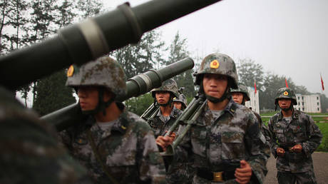 Китай проводит военные учения на фоне напряженности в отношениях с США