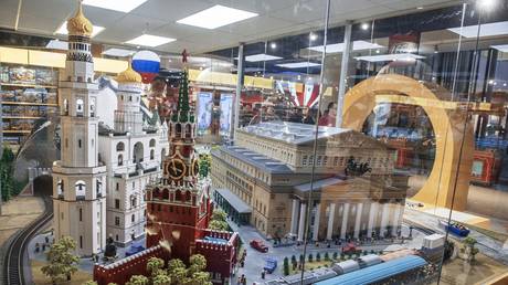 Lego отпускает Россию
