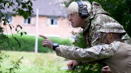 Охваченный скандалом премьер-министр Великобритании тренируется с украинскими военными