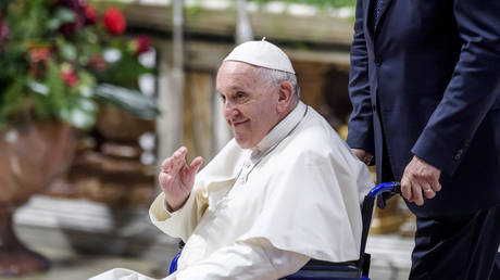 Папа Римский призывает к мирным переговорам между Россией и Украиной