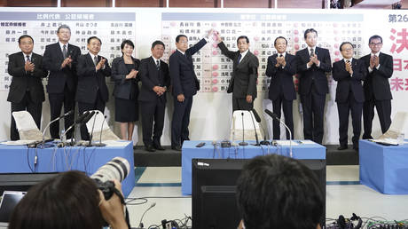 Правящая партия Японии получила большинство, чтобы осуществить «мечту» Абэ