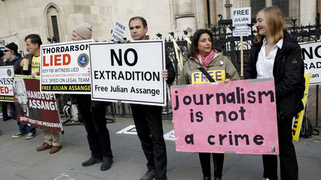 Адвокаты Ассанжа и журналисты судятся с ЦРУ