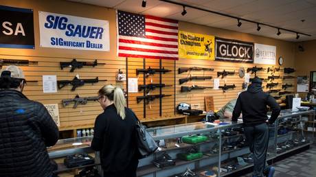 Активисты хотят, чтобы компании, выпускающие кредитные карты, отмечали покупки огнестрельного оружия