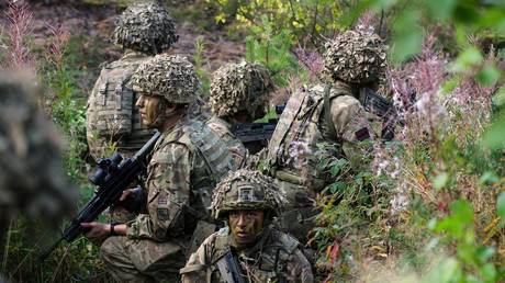 Британские солдаты готовятся к бою с Россией