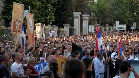 Массовые протесты против «Европрайда» в Сербии