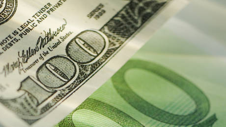 Доллар опережает евро в глобальных платежах
