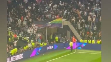 Французские болельщики сорвали флаг ЛГБТК в матче Лиги чемпионов