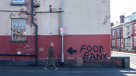 Миллионам британцев грозит бедность