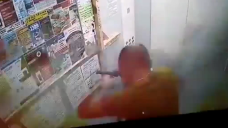 Мужчина застрял в лифте с горящим электросамокатом